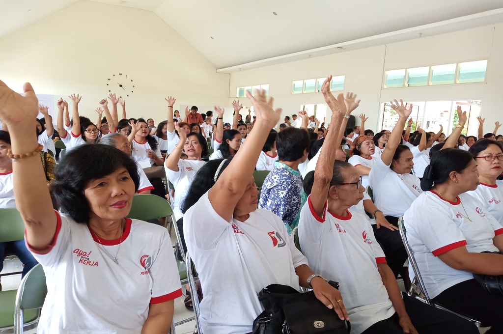 Ibu-ibu Sosialisasikan Jokowi-Maruf <i>Door to Door</i>