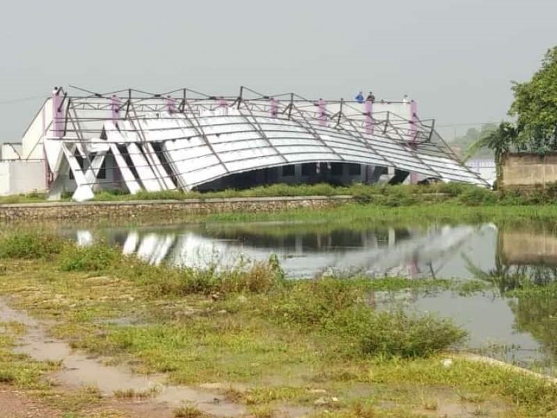 Atap Stadion Panongan Roboh Akibat Angin Kencang