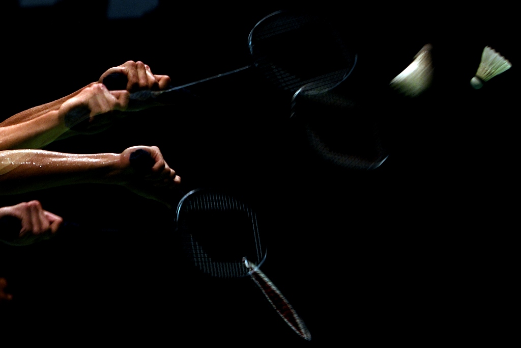 Inul Daratista Menang Lelang Raket Jonatan Christie