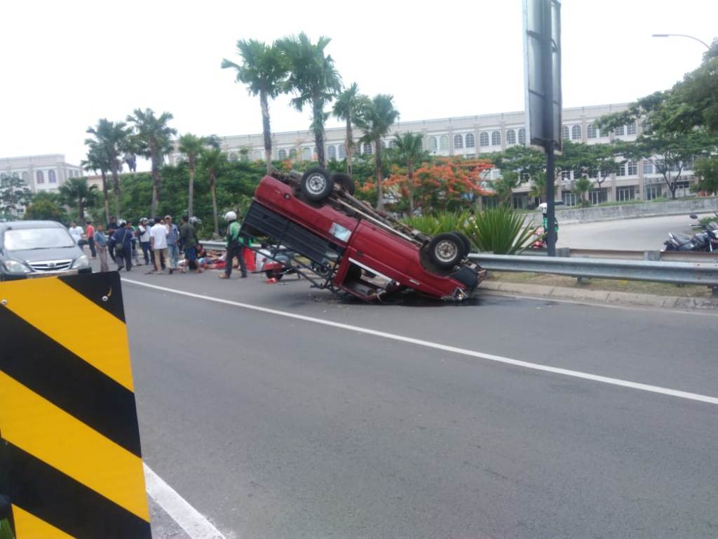 Pikap Pengangkut Santri Terbalik di Tangerang