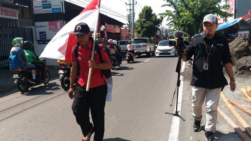 Dukung Jokowi Dua Periode, Pemahat Patung Jalan Kaki Blora-Jakarta