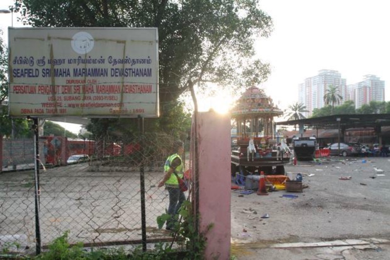 Diserang Perusuh Kuil Malaysia, Petugas Pemadam Kritis