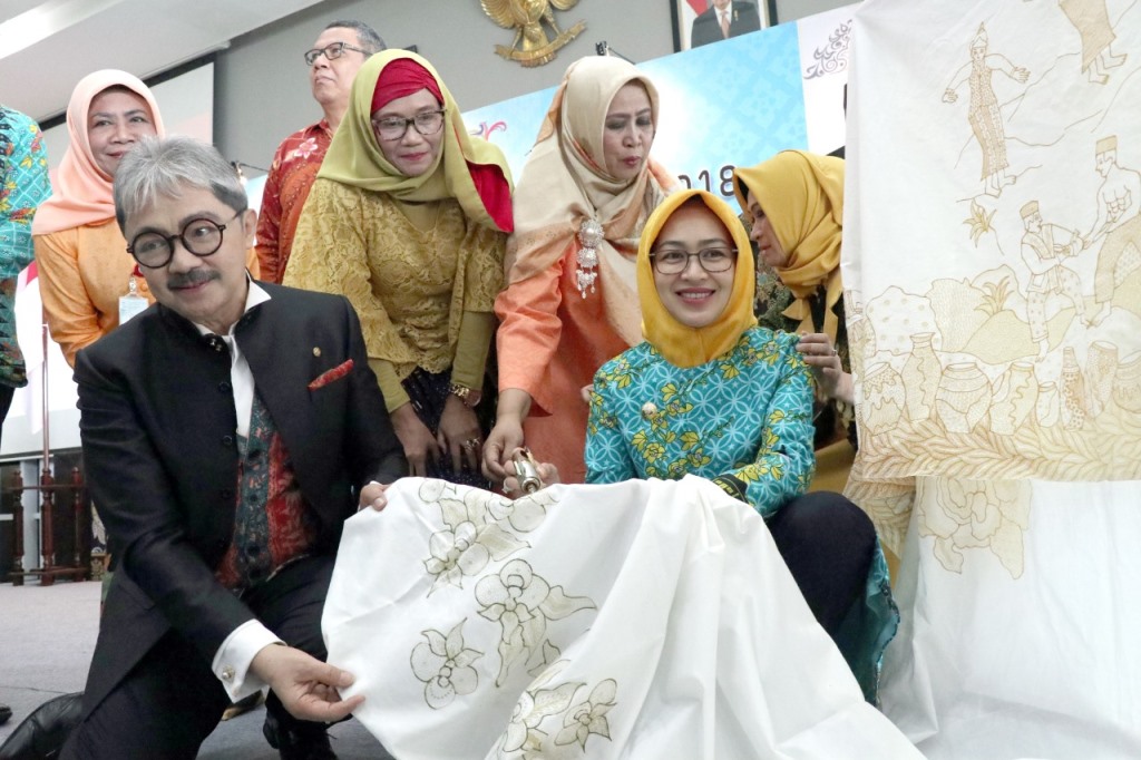 Airin Minta Harry Darsono Rancang Corak Batik Khas