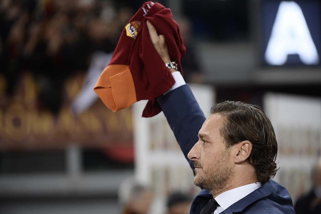 Francesco Totti Dihadiahi Jersey Spesial AS Roma