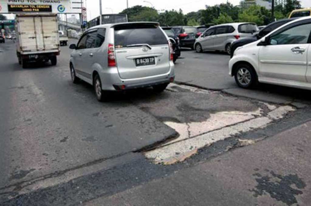 Teknik Mengemudi Aman di Jalan Berlubang