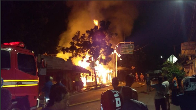 Kebakaran Melanda Sejumlah Bangunan di Kalideres