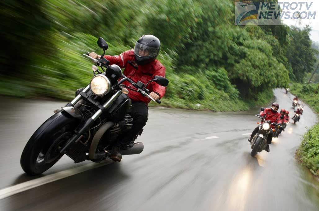 Aman saat Touring di Musim Hujan? Siapkan Hal-Hal Ini