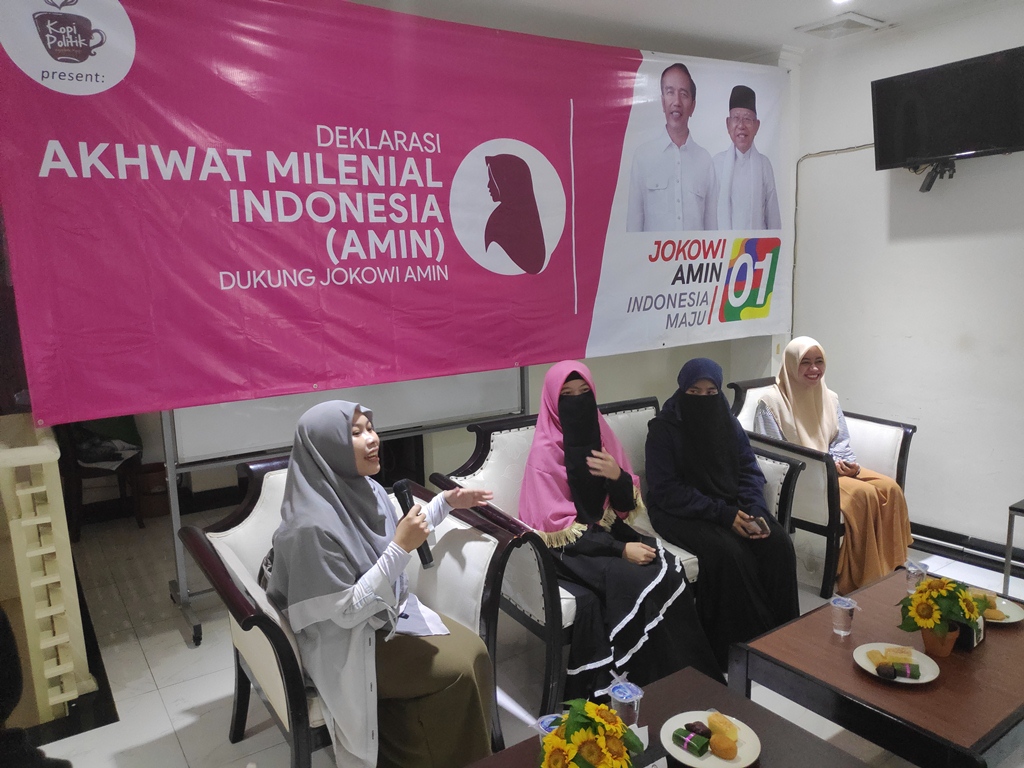 Akhwat Milenial Terpikat Sikap Santun Jokowi