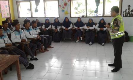 Polsek Lumajang Beri Penyuluhan Bahaya Narkoba dan Hoaks