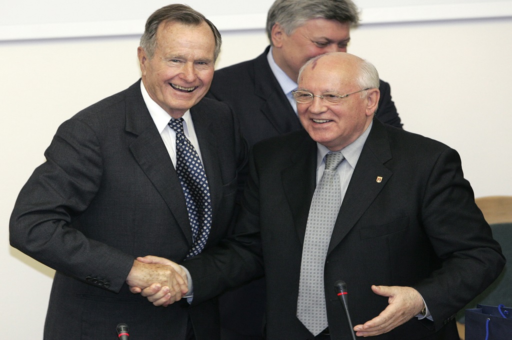 Gorbachev Puji Peran Bush dalam Mengakhiri Perang Dingin