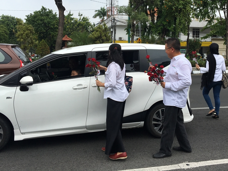 Berbagi Bunga Peringati Hari AIDS se-Dunia