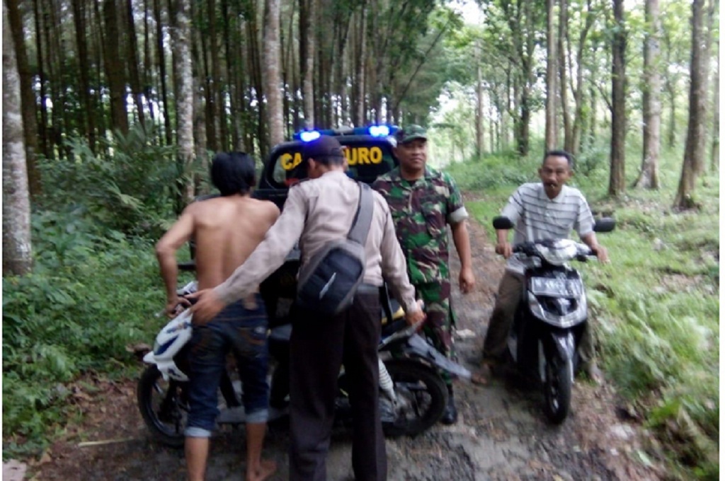 Polres Lumajang Gerebek Penenggak Miras Oplosan Beralkohol 70%