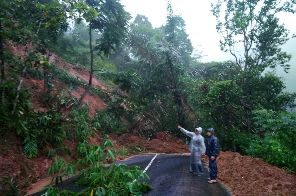 Longsor Tutup Ruas Jalan Antarkampung di Garut