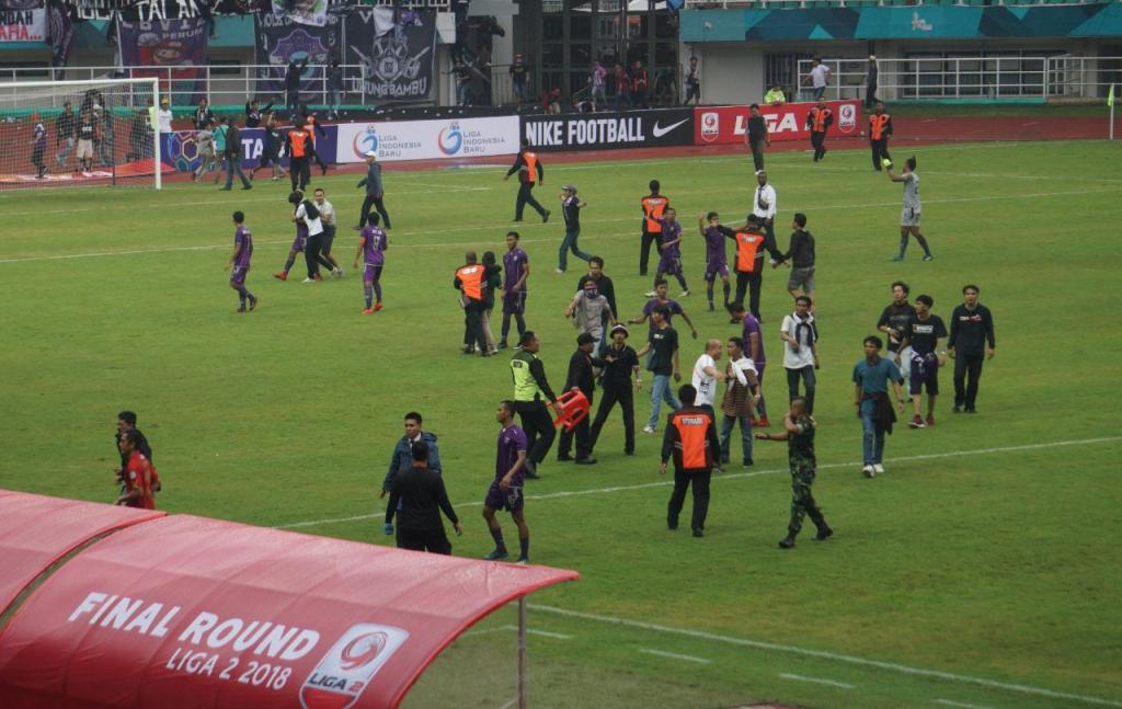 Suporter Persita Ricuh di Tengah Laga Perebutan Tempat Ketiga Liga 2 Indonesia