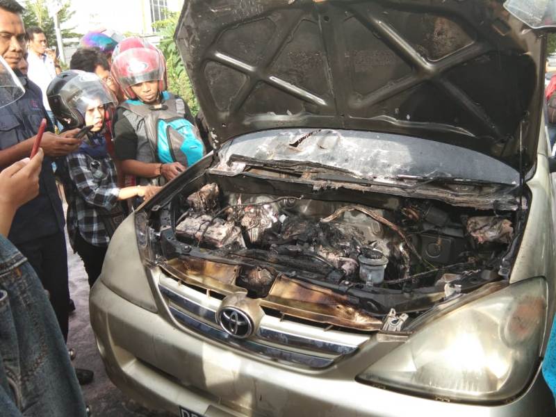 Dua Penumpang Nyaris Terjebak Dalam Mobil Terbakar
