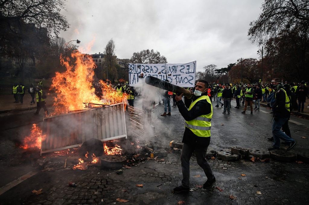 Prancis 'Mundur' di Bawah Tekanan Demonstran BBM
