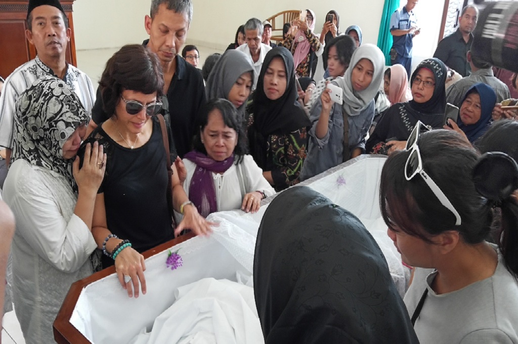 Anak Sulung NH Dini Tiba di Rumah Duka