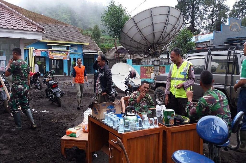 Polres dan TNI Bersihkan Tumpukan Material Longsor di Lumajang