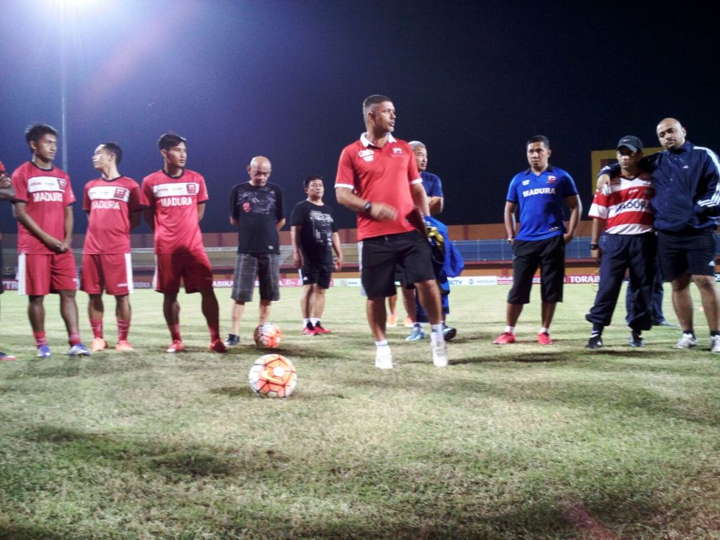 Pelatih Madura United Ingatkan Pemain Tidak Remehkan Madura FC