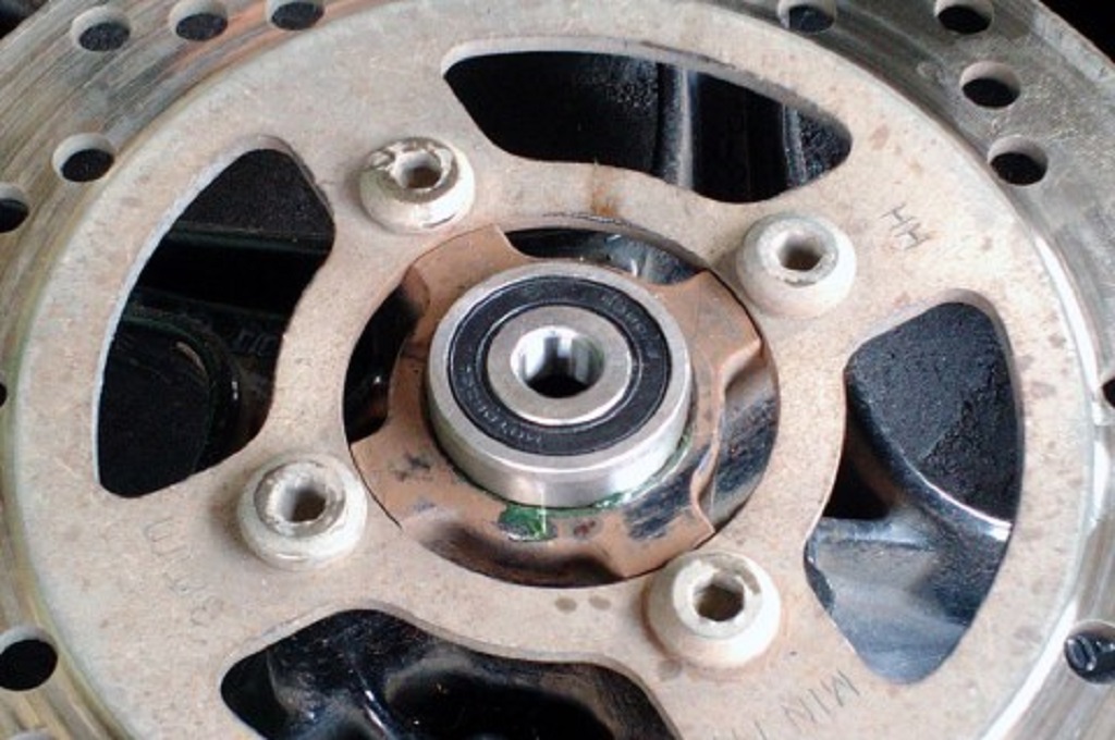 Musim Hujan, Penting Cek <i>Bearing</i> Roda Secara Berkala