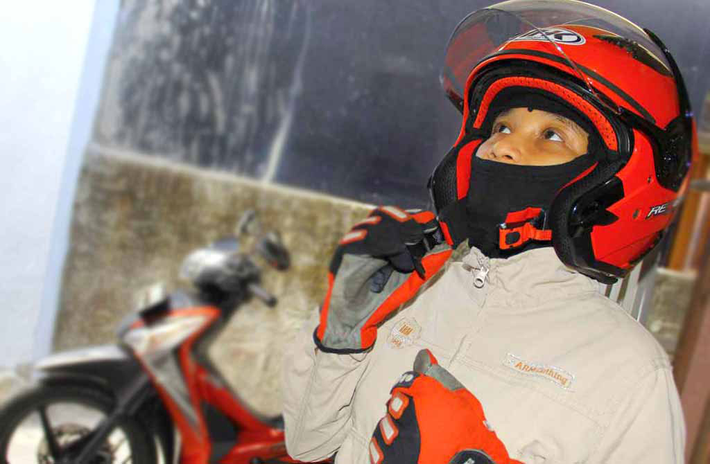 Haram Memodifikasi Tali Helm untuk Gaya