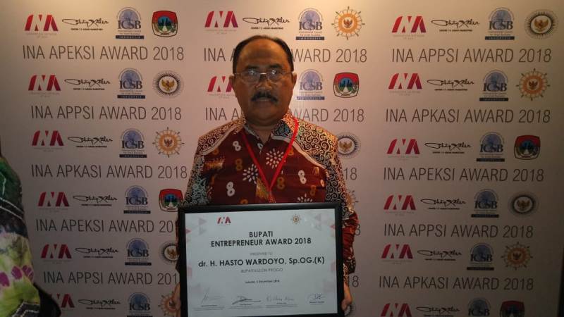 Bupati Kulon Progo Dapat Bupati Enterpreneur Award 2018