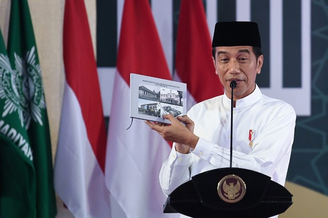 Jokowi Ubah Hadiah Sepeda Jadi Foto