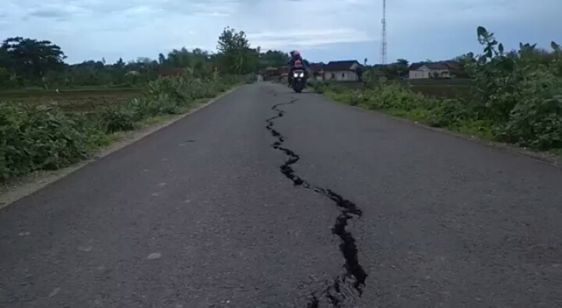 Rumah dan Jalan di Rembang Retak Akibat Tanah Bergerak