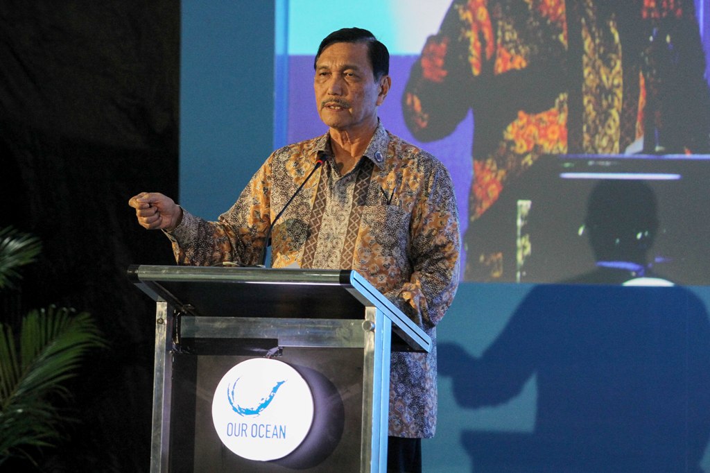 Luhut Janjikan Permudah Izin Pabrik Perakit iPhone