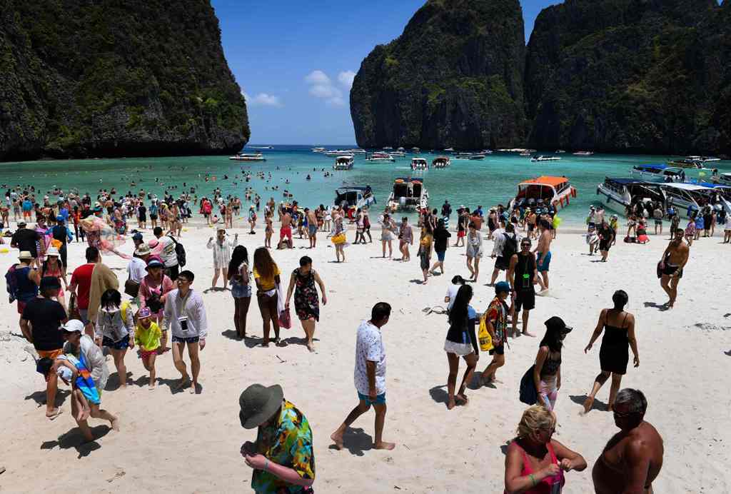 Turis Membeludak, Pulau Phi Phi Thailand Krisis Air Bersih