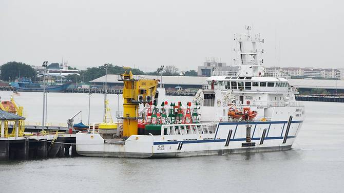 Kapal Malaysia Berlabuh di Perairan Singapura