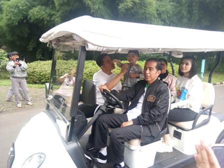 Jokowi Ajak Keluarga Keliling Kebun Raya Bogor