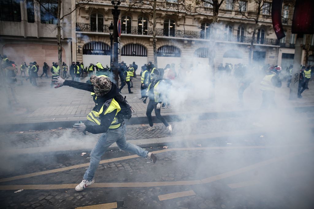 Halau Demonstran, Polisi Paris Pakai Kendaraan Lapis Baja