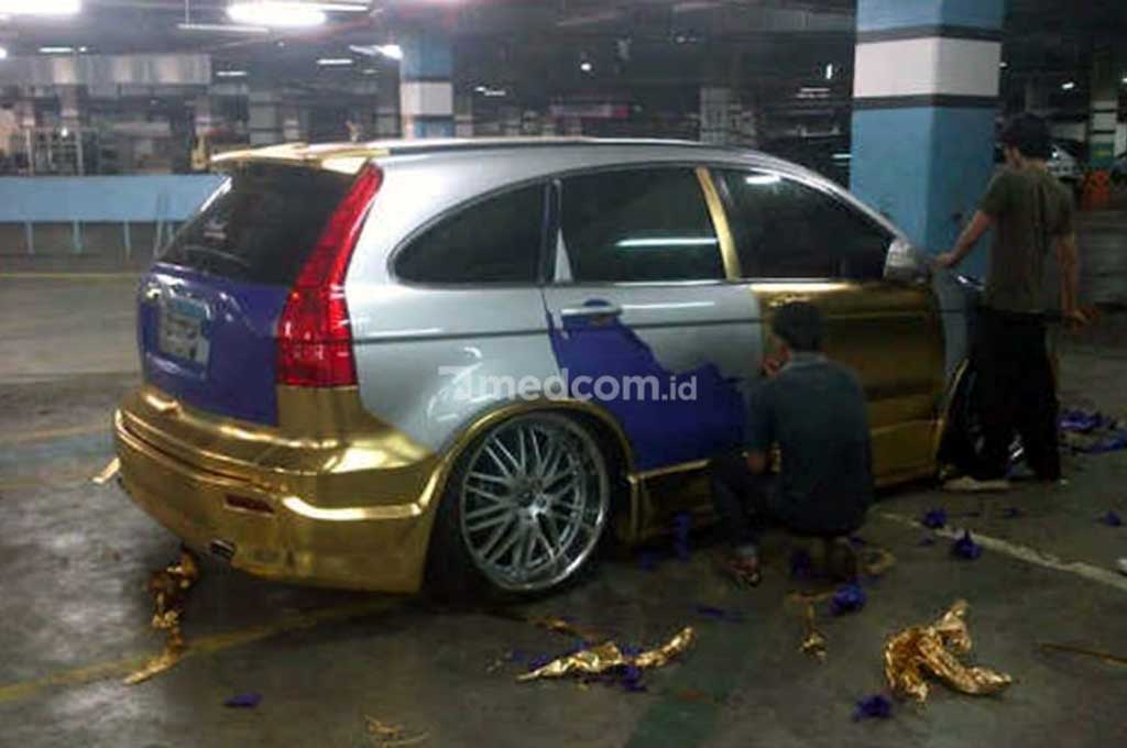 Cara Melepas Stiker Agar Tak Merusak Cat Mobil