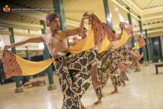 Keraton Yogyakarta Menampilkan Tari Srimpi Kandha