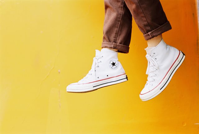 Berikut ini adalah tips membersihkan dan menyimpan sneaker putih Anda. -  Medcom.id