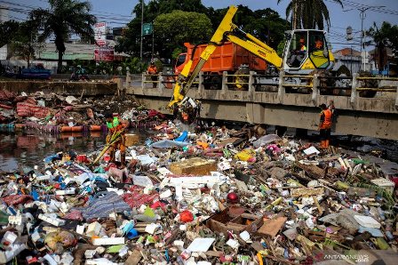 3 188 Ton Sampah Diangkut Dari Sungai Ciliwung Selama Banjir