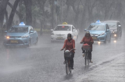 Hasil gambar untuk hujan deras jakarta