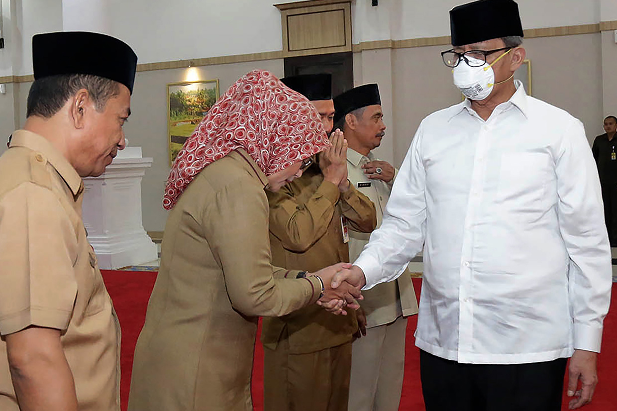Gubernur Banten Bermasker saat Lantik Eselon II - Medcom.id