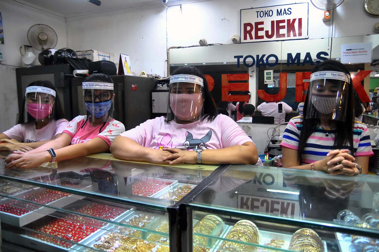 Cegah Covid-19, Pegawai Toko Emas di Bogor Pakai Face Shield