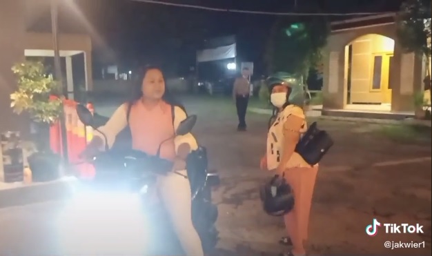 Viral Dua Wanita Mau Nongkrong Di Kafe Malah Masuk Kantor Polisi Medcom Id