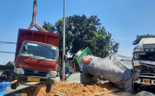 Tiga Truk Di Jembatan Sembayat Gresik Saling Seruduk