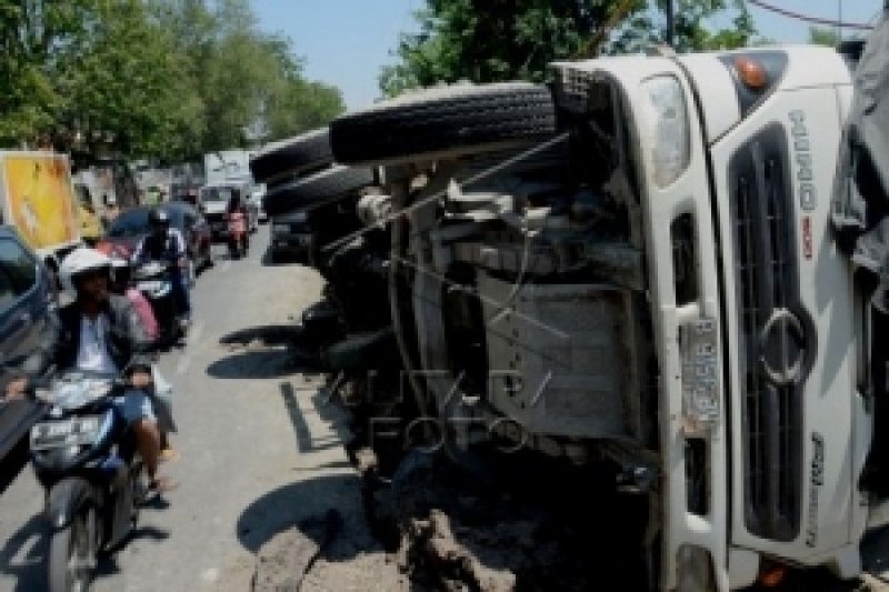 Polisi Selidiki Unsur Kelalaian Insiden Truk Terbalik Tewaskan 6 Orang Di Sleman<script async src=
