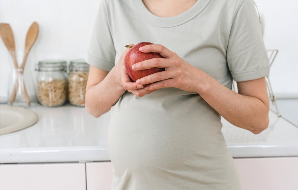 Perbedaan perut buncit dan hamil 1 bulan saat duduk