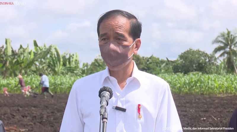Jokowi Pastikan Vaksinasi Merata Dari Sabang Sampai Merauke<script async src=