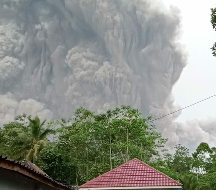 Gunung Semeru Erupsi