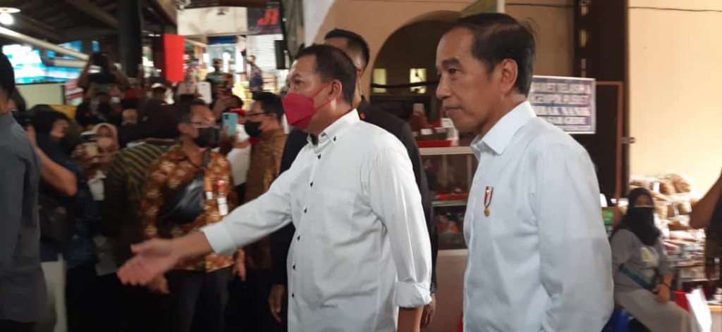 Presiden Jokowi Bagikan BLT untuk Pedagang Pasar di Solo