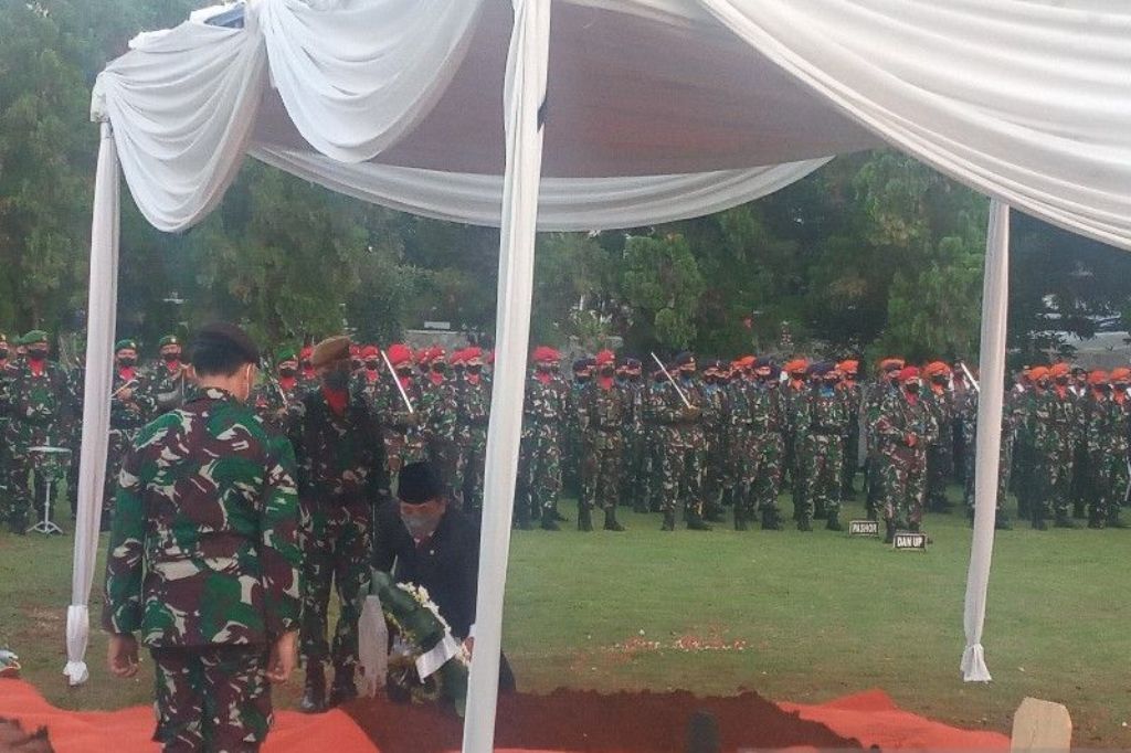 Tjahjo Kumolo Dimakamkan Secara Militer