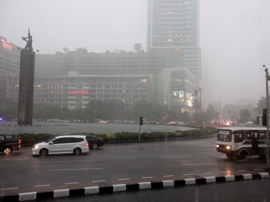 Waspada! Sebagian Wilayah Jakarta Akan Diguyur Hujan Disertai Petir