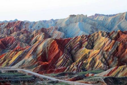 Indahnya Pegunungan Pelangi di Zhangye Danxia